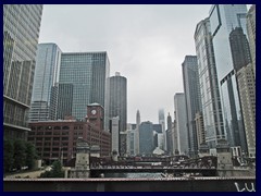 Loop trains 06 - Chicago river skyline